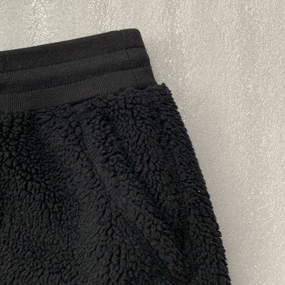 NEW no tag Uniqlo Skirt XS size. Super warm, perfect for cold seasons. - Picture 6 of 8